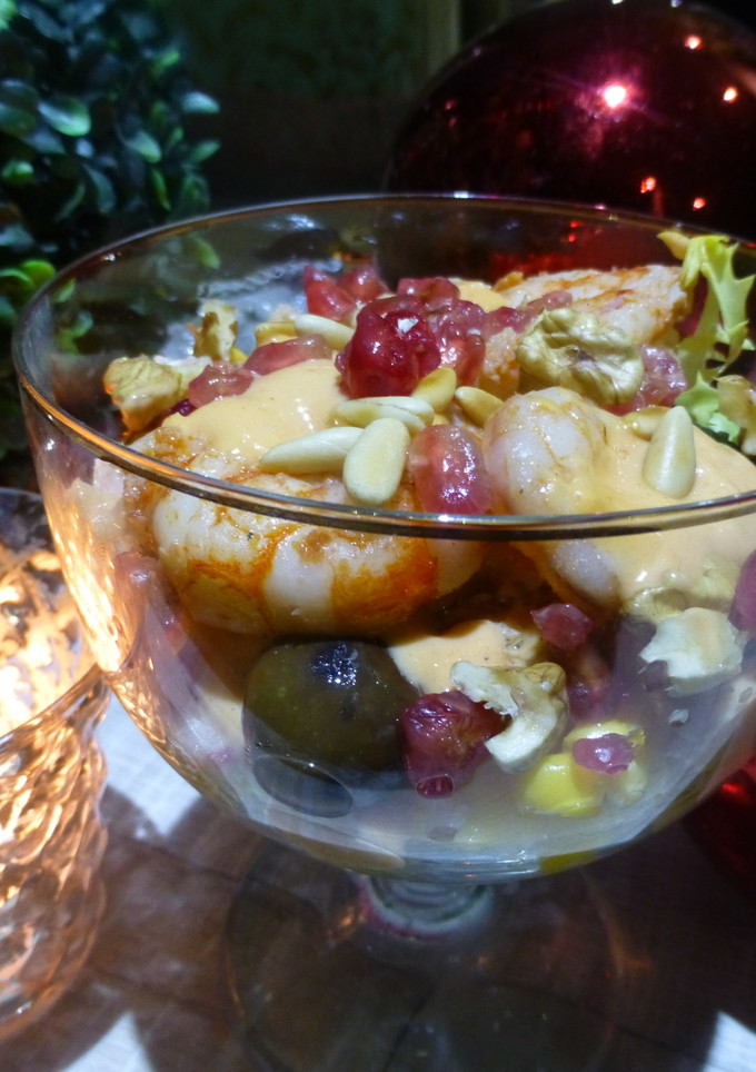 Una foto de Cóctel de marisco con ensalada