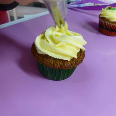 Cómo hacer buttercream para decorar cupcakes Receta de milandebrera- Cookpad
