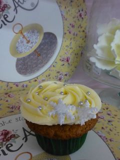 Una foto de Cupcakes de rosa con detalle navideño