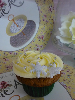 Una foto de Cupcakes de rosa con detalle navideño