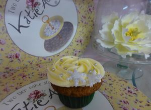 Una foto de Cupcakes de rosa con detalle navideño