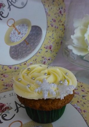 Una foto de Cupcakes de rosa con detalle navideño
