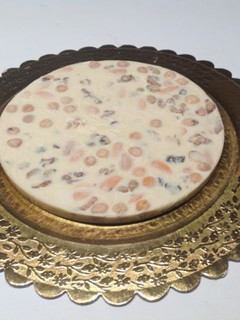 Una foto de Turrón de chocolate blanco con frutos secos