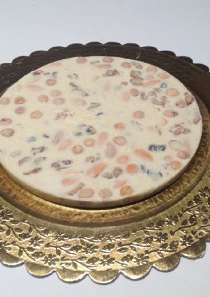 Una foto de Turrón de chocolate blanco con frutos secos