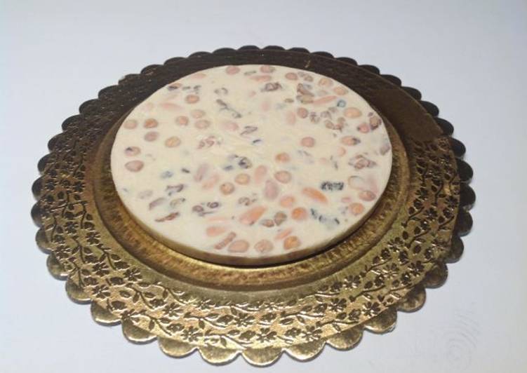 Turrón de chocolate blanco con frutos secos