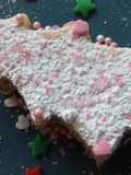 Pastelito navideño relleno de dulce de leche y crema chantilly