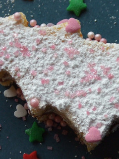 Una foto de Pastelito navideño relleno de dulce de leche y crema chantilly