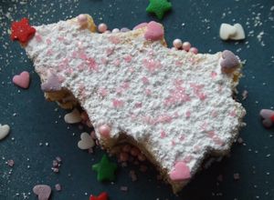 Una foto de Pastelito navideño relleno de dulce de leche y crema chantilly