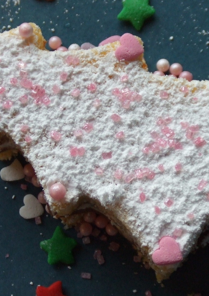 Una foto de Pastelito navideño relleno de dulce de leche y crema chantilly