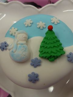 Una foto de Cupcake de muñeco de nieve y pino