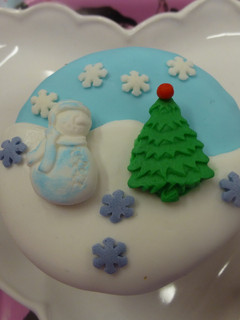 Una foto de Cupcake de muñeco de nieve y pino