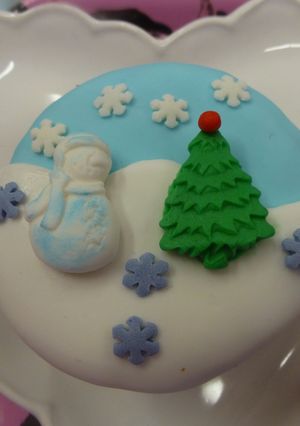 Una foto de Cupcake de muñeco de nieve y pino