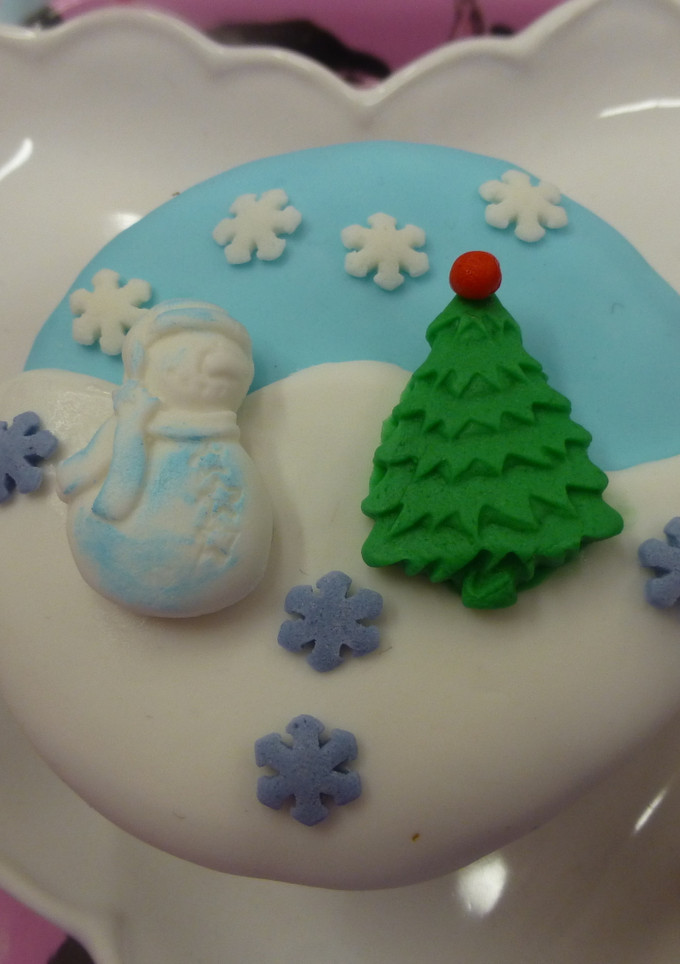 Una foto de Cupcake de muñeco de nieve y pino