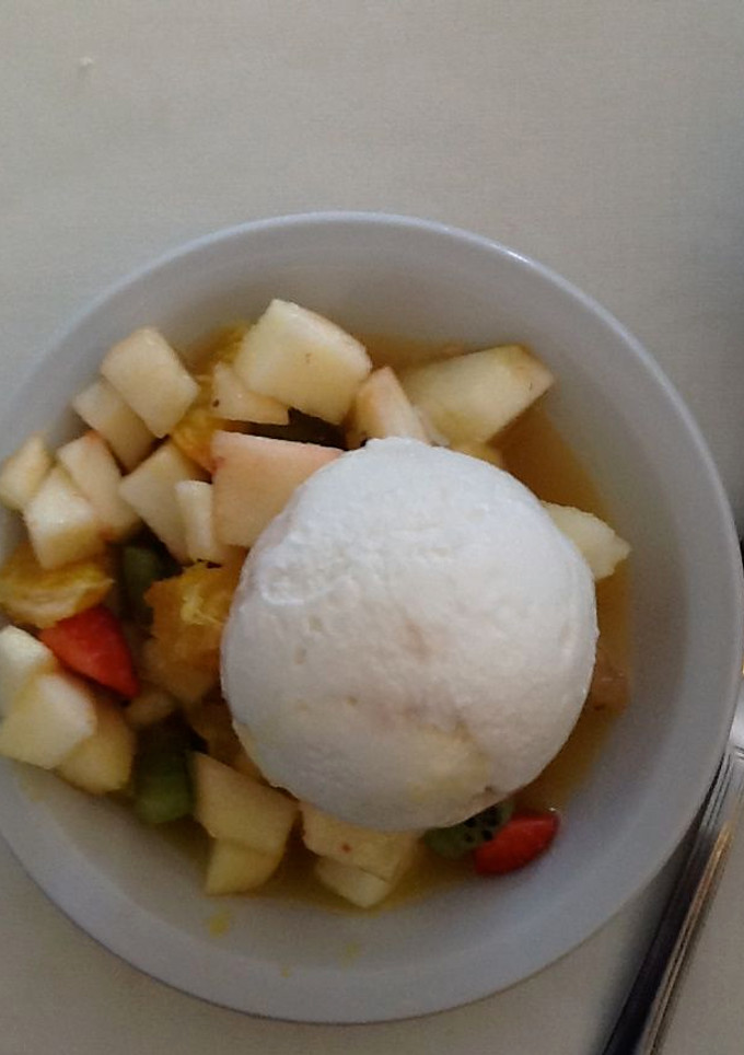 Una foto de Ensalada de fruta con helado