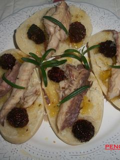 Una foto de Pan con tomates cherry macerados con caballa al romero