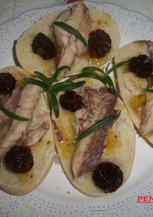 Una foto de Pan con tomates cherry macerados con caballa al romero