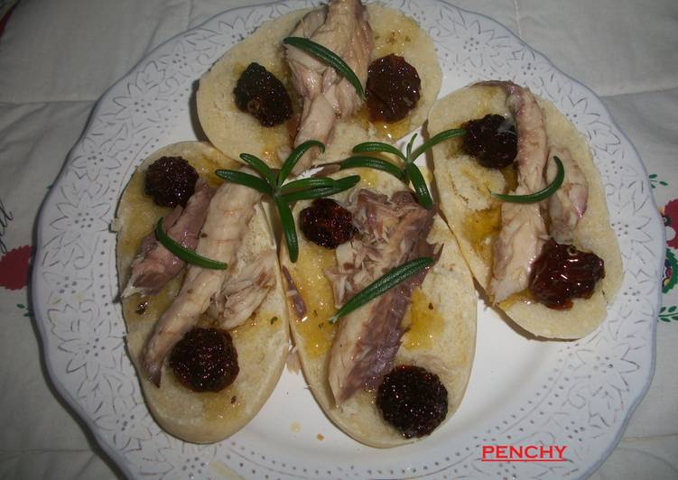 Pan con tomates cherry macerados con caballa al romero