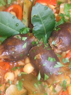 Una foto de Garbanzos con pimientos rojos, alcachofas y morcillitas