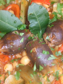 Una foto de Garbanzos con pimientos rojos, alcachofas y morcillitas