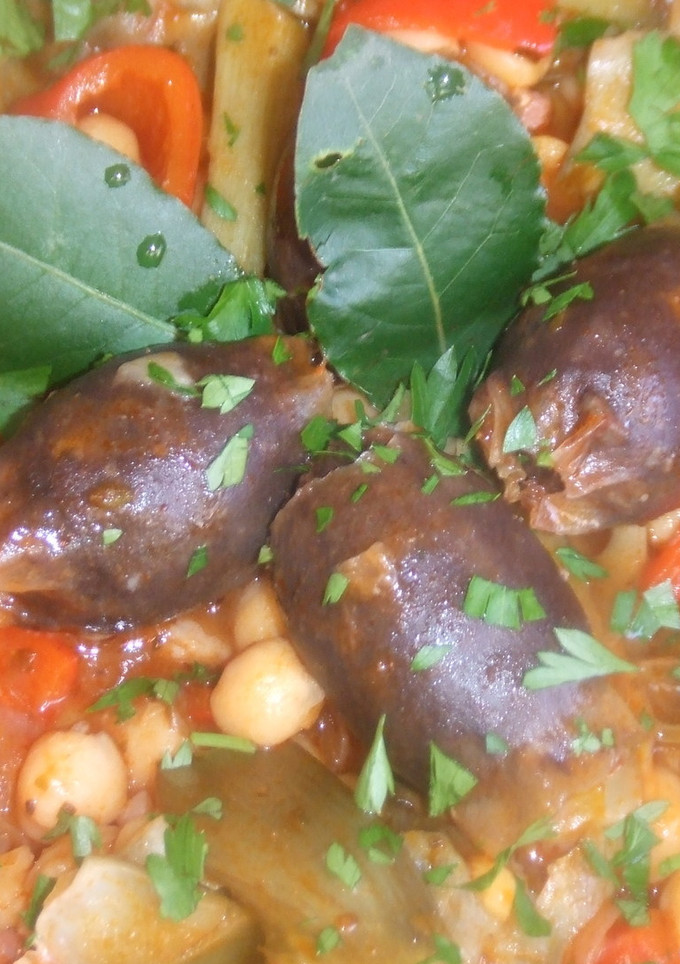 Una foto de Garbanzos con pimientos rojos, alcachofas y morcillitas