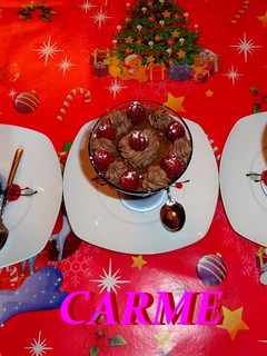Una foto de Mousse de chocolate sin huevo con frambuesas y trufa