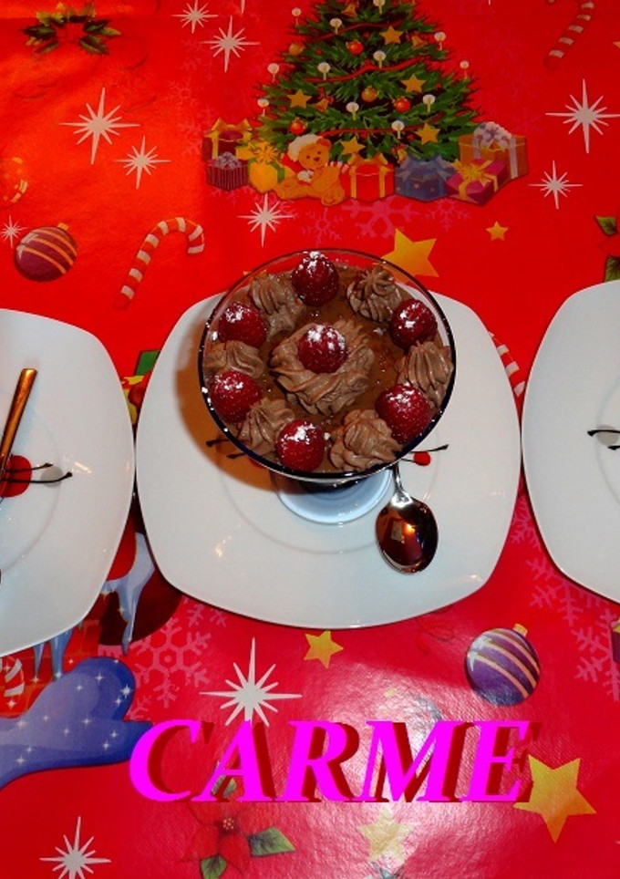 Una foto de Mousse de chocolate sin huevo con frambuesas y trufa