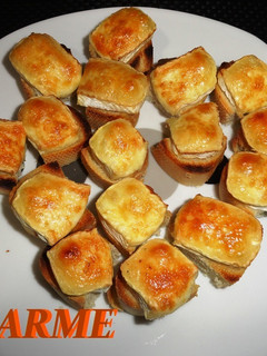 Una foto de Bocaditos de queso brie gratinado
