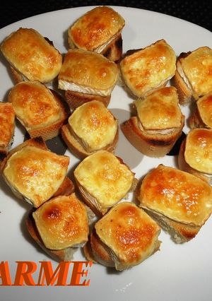 Una foto de Bocaditos de queso brie gratinado