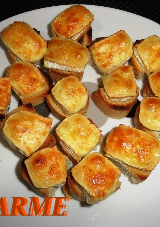 Una foto de Bocaditos de queso brie gratinado