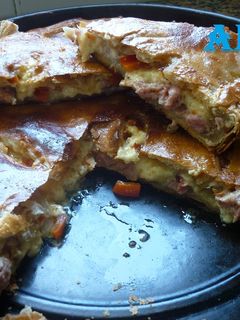 Una foto de Tarta de chorizo y queso casera