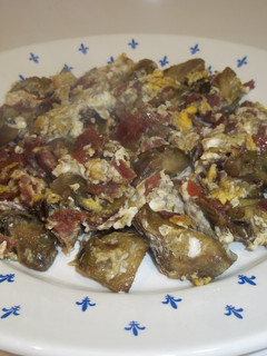 Una foto de Alcachofas con jamón y huevo