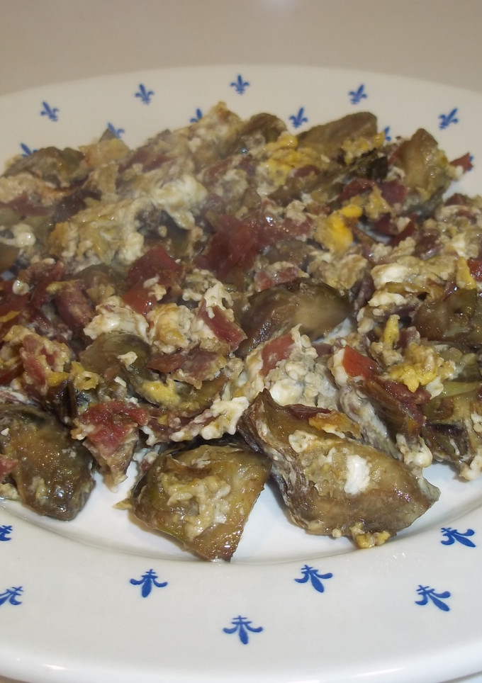 Una foto de Alcachofas con jamón y huevo