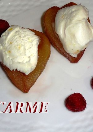 Una foto de Peras al vino con helado y frambuesas