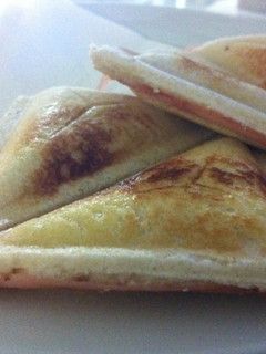 Una foto de Sandwich mixto con mantequilla