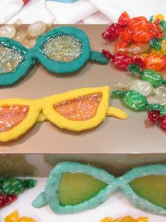 Una foto de Gafas de sol de galleta y cristal de caramelo