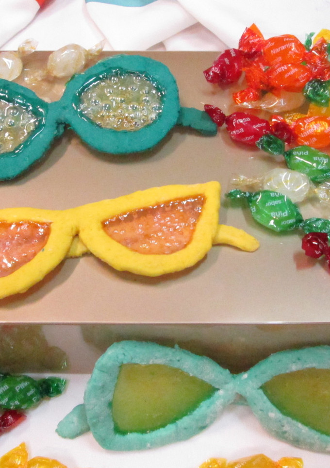 Una foto de Gafas de sol de galleta y cristal de caramelo