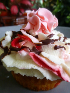 Una foto de Cupcake de nata, chocolate y flor de azúcar
