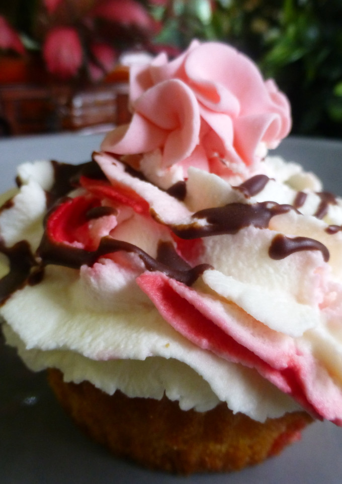 Una foto de Cupcake de nata, chocolate y flor de azúcar