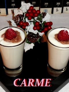 Una foto de Chupitos de crema de queso, trufa y frambuesa
