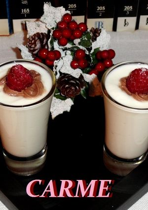 Una foto de Chupitos de crema de queso, trufa y frambuesa