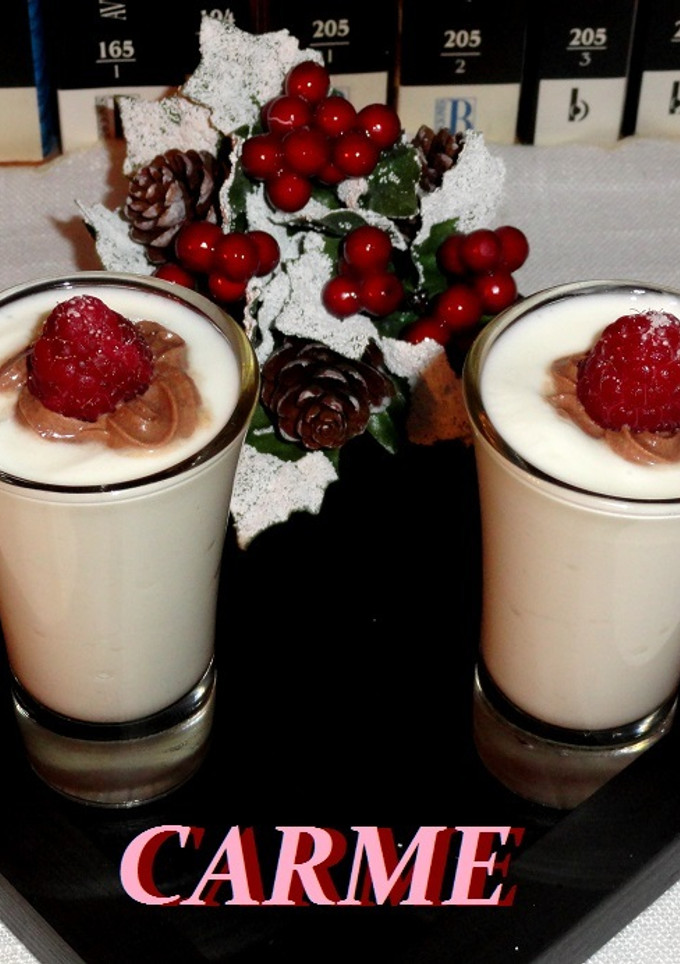 Una foto de Chupitos de crema de queso, trufa y frambuesa