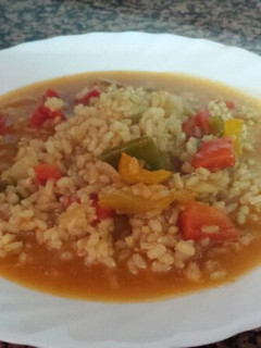Una foto de Arroz integral caldoso con verduras multicolor