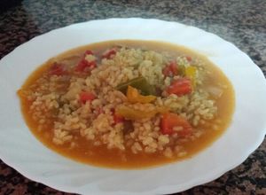 Una foto de Arroz integral caldoso con verduras multicolor