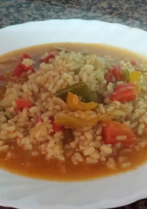 Una foto de Arroz integral caldoso con verduras multicolor