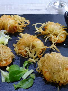 Foto principal de Langostinos envueltos en fideos chinos fritos