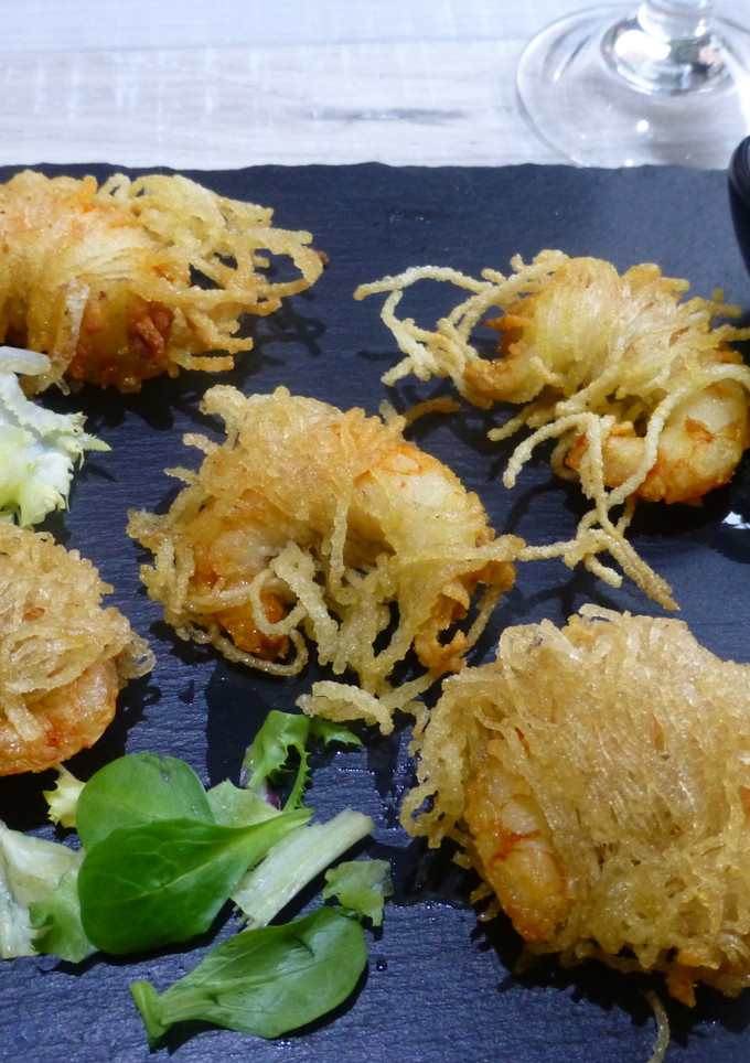 Una foto de Langostinos envueltos en fideos chinos fritos