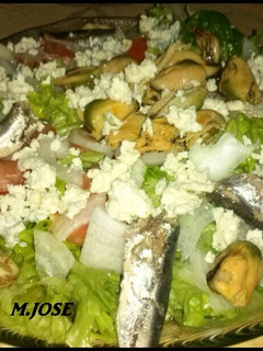 Una foto de Ensalada del mar con queso picón