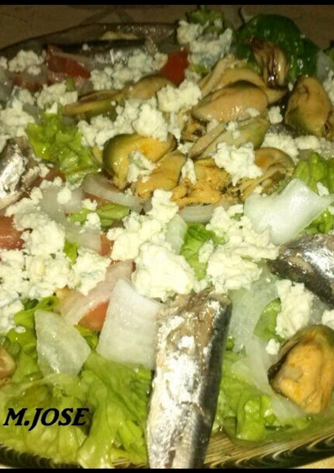 Una foto de Ensalada del mar con queso picón