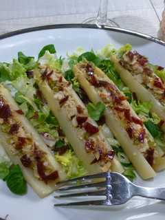 Una foto de Espárragos rellenos de ensalada con langostinos