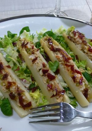 Una foto de Espárragos rellenos de ensalada con langostinos